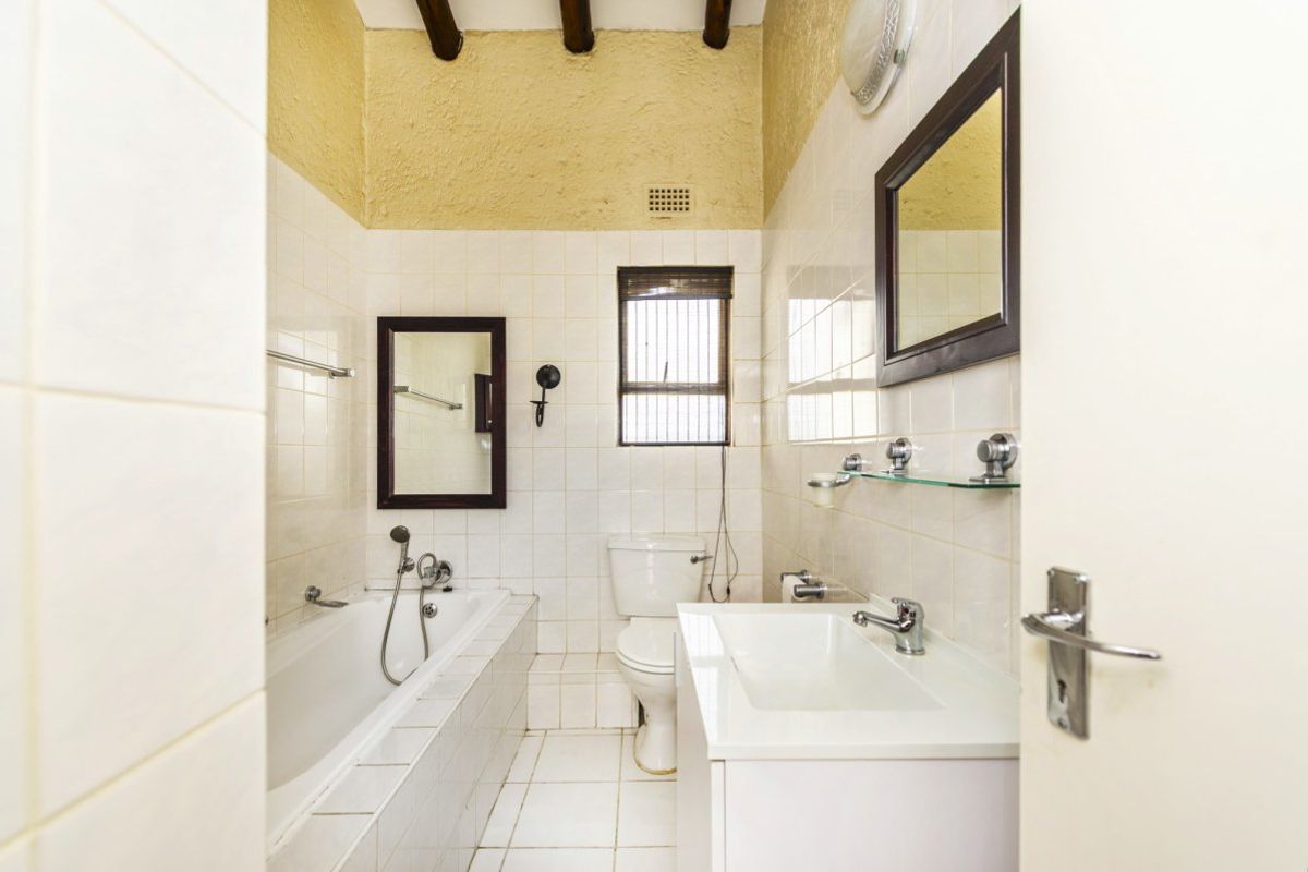 Light-Filled & Secure 2 Bedroom Townhouse – Pet Friendly! - Photo 4