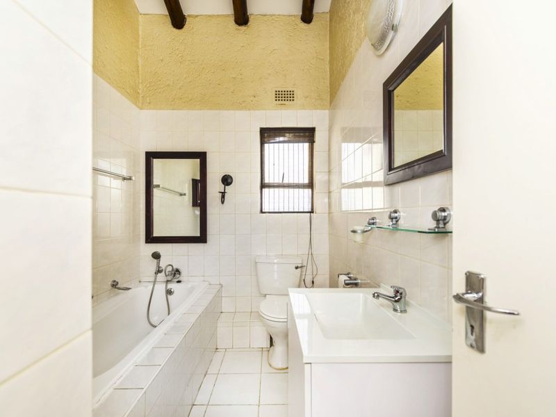 Light-Filled & Secure 2 Bedroom Townhouse – Pet Friendly! - Photo 4