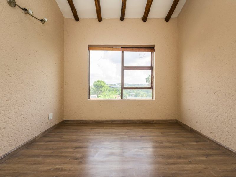 Light-Filled & Secure 2 Bedroom Townhouse – Pet Friendly! - Photo 10