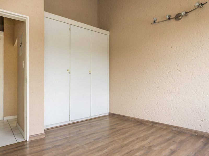Light-Filled & Secure 2 Bedroom Townhouse – Pet Friendly! - Photo 9