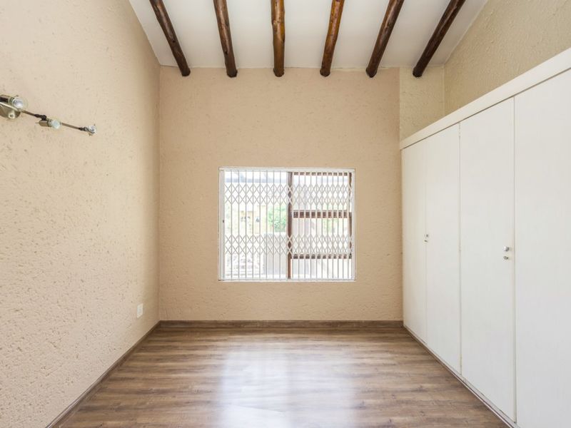 Light-Filled & Secure 2 Bedroom Townhouse – Pet Friendly! - Photo 7