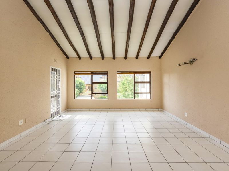 Light-Filled & Secure 2 Bedroom Townhouse – Pet Friendly! - Photo 6