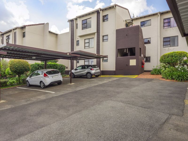 Light-Filled & Secure 2 Bedroom Townhouse – Pet Friendly! - Photo 1