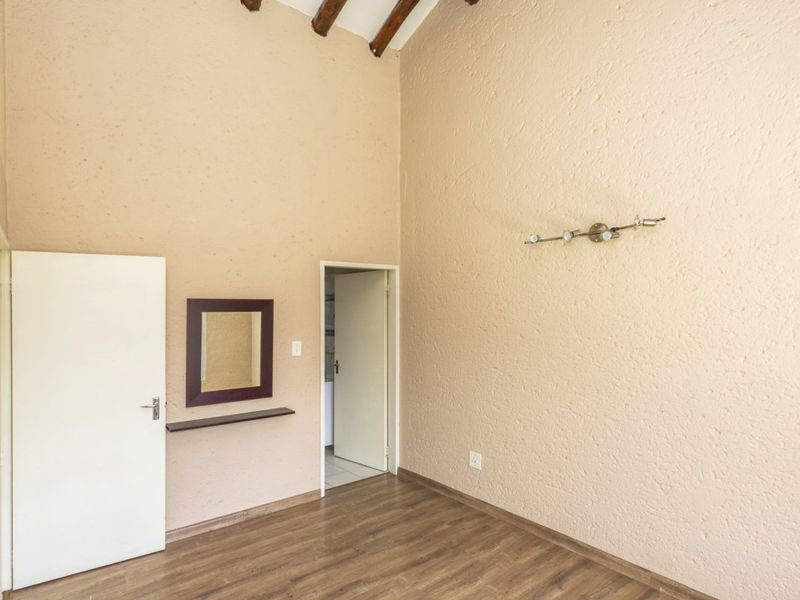 Light-Filled & Secure 2 Bedroom Townhouse – Pet Friendly! - Photo 5