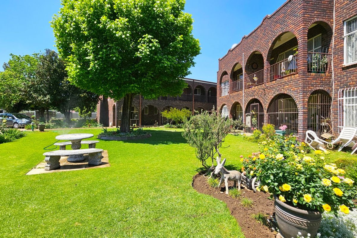 Stunning ground floor Apartment with Garage. - Photo 2