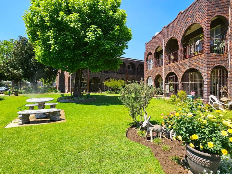 Stunning ground floor Apartment with Garage. - Photo 2