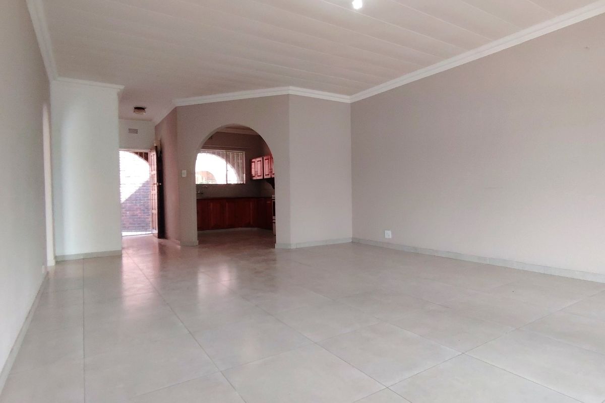 Stunning ground floor Apartment with Garage. - Photo 3