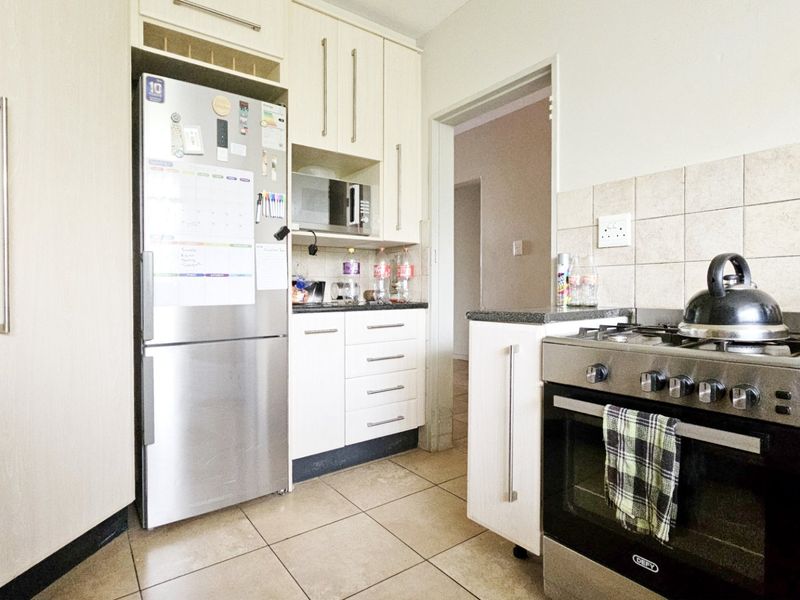 An immaculate apartment in Three Rivers Proper. - Photo 4