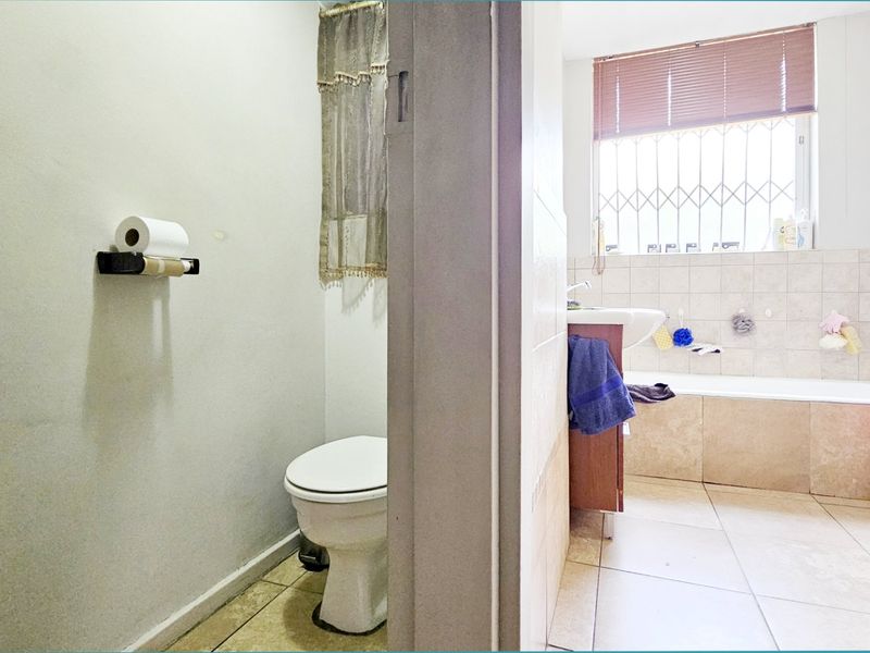 An immaculate apartment in Three Rivers Proper. - Photo 8