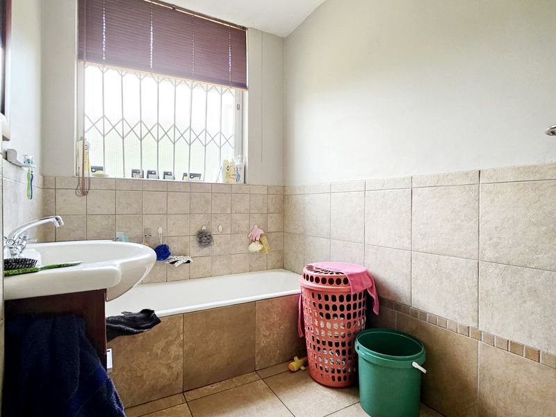 An immaculate apartment in Three Rivers Proper. - Photo 7