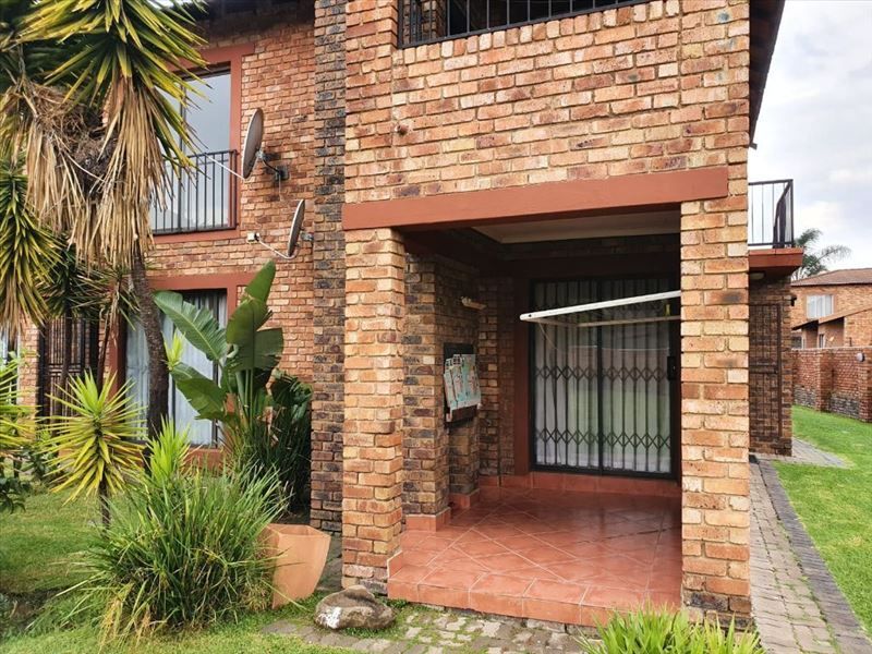 Charming & Functional Two-Bedroom Home with Secure Garage - Photo 3