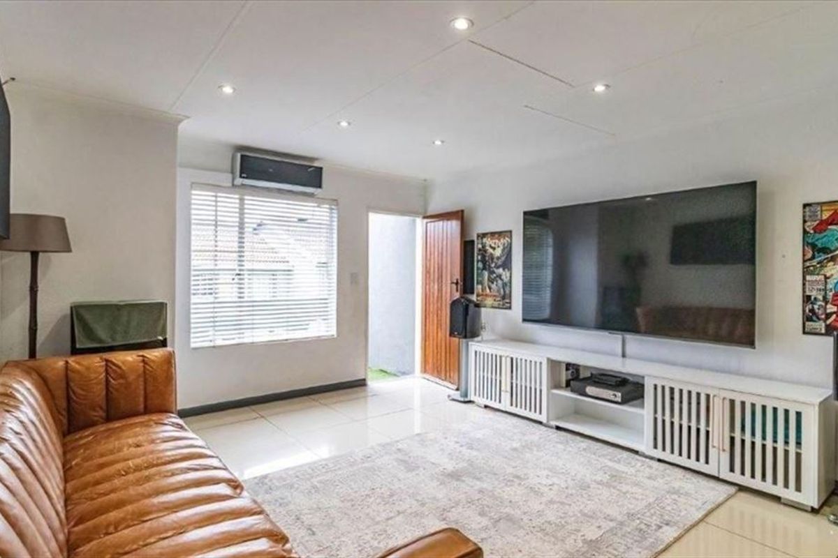 Comfortable Family Home With Pool - Photo 2