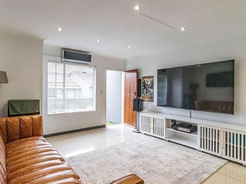 Comfortable Family Home With Pool - Photo 2