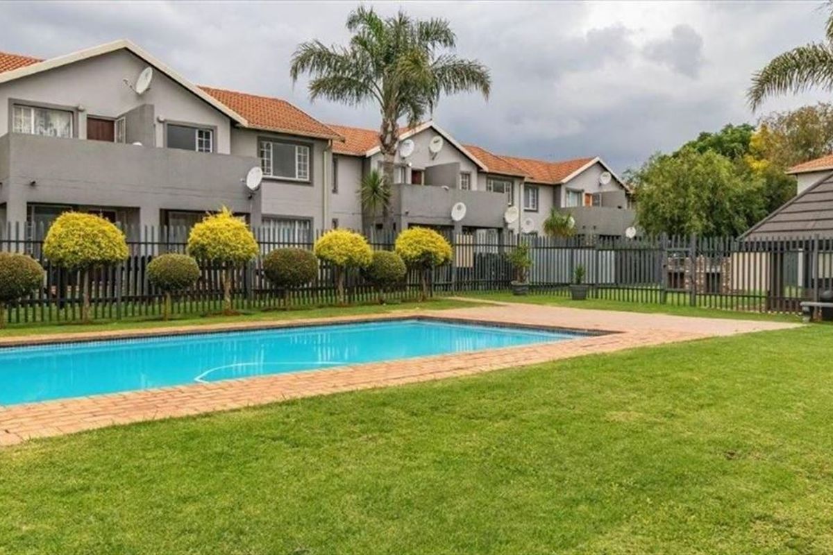 Comfortable Family Home With Pool - Photo 3