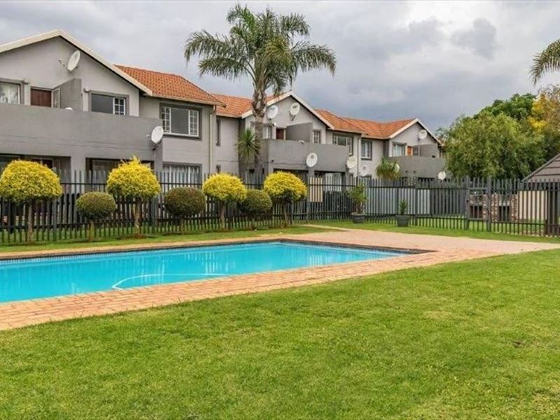 Comfortable Family Home With Pool - Photo 3