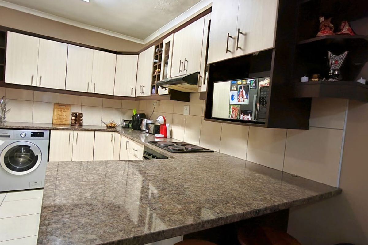 2 Bedrooms, 2 Bathroom Apartment For Sale In Malvern, Queensburgh - Photo 3