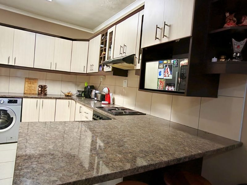 2 Bedrooms, 2 Bathroom Apartment For Sale In Malvern, Queensburgh - Photo 3