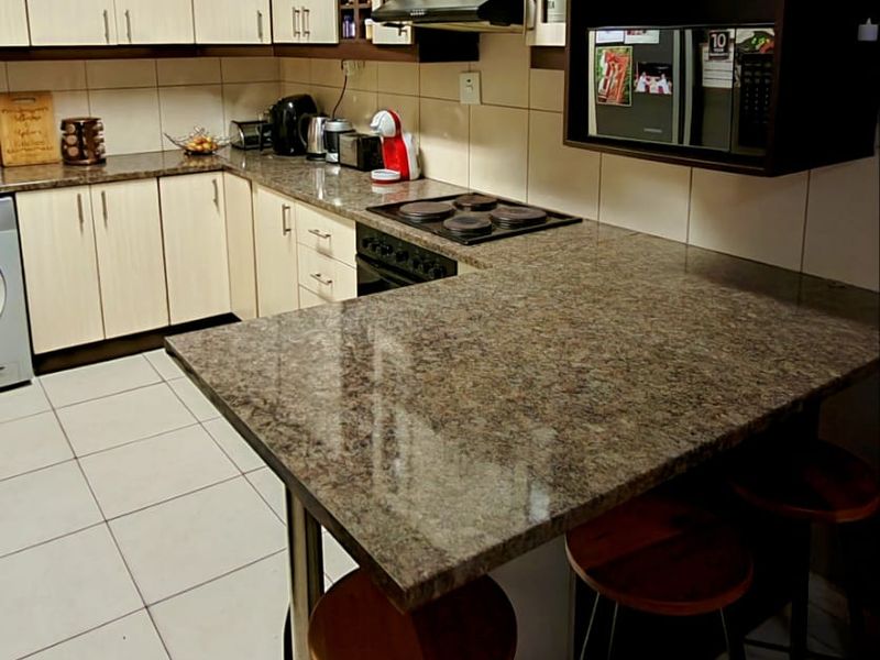 2 Bedrooms, 2 Bathroom Apartment For Sale In Malvern, Queensburgh - Photo 2