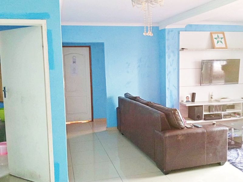 Beautiful 4-Bedroom Double-Storey Family Home - Photo 4