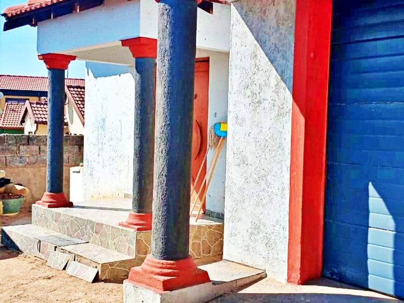 Beautiful 4-Bedroom Double-Storey Family Home - Photo 2