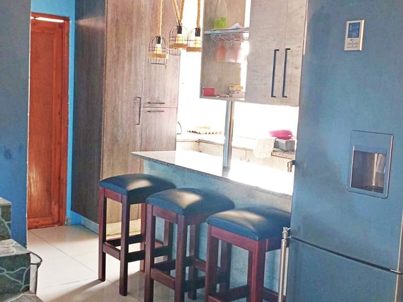 Beautiful 4-Bedroom Double-Storey Family Home - Photo 5