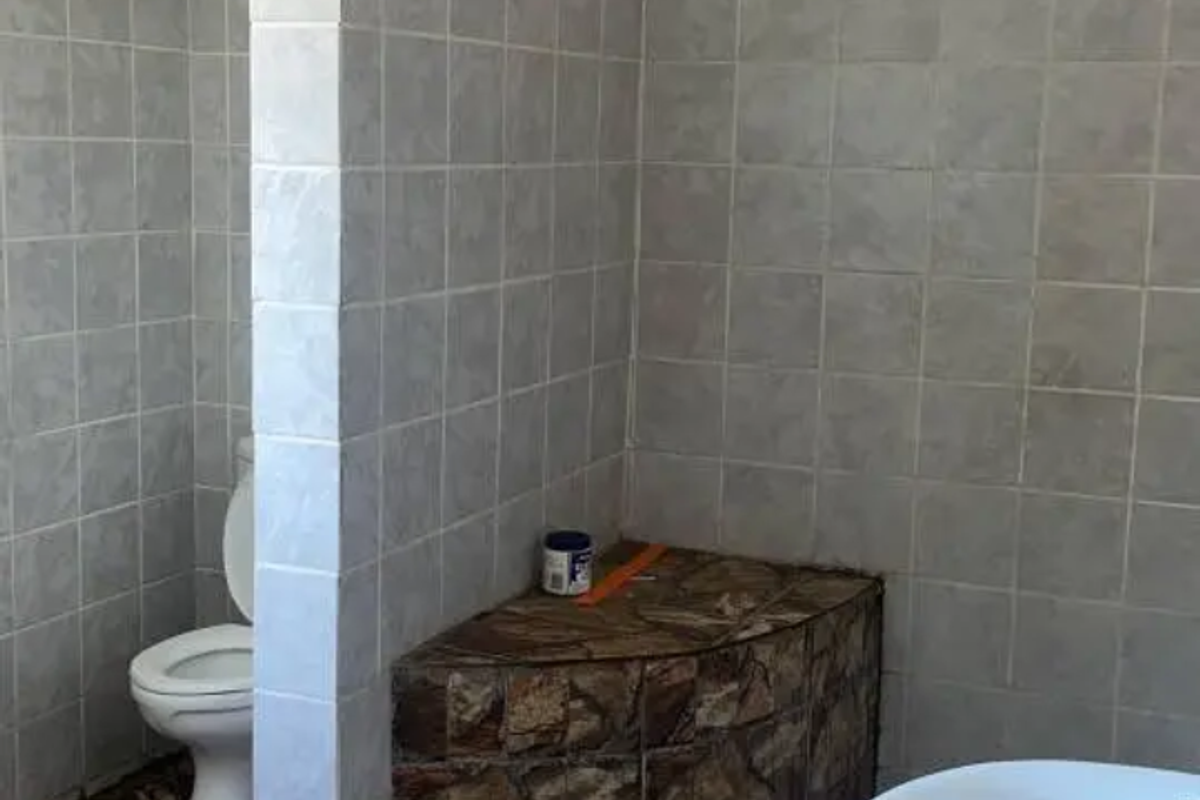 4 Bed House in Roosheuwel for Sale - Photo 2