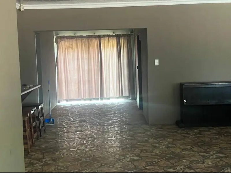 4 Bed House in Roosheuwel for Sale - Photo 10