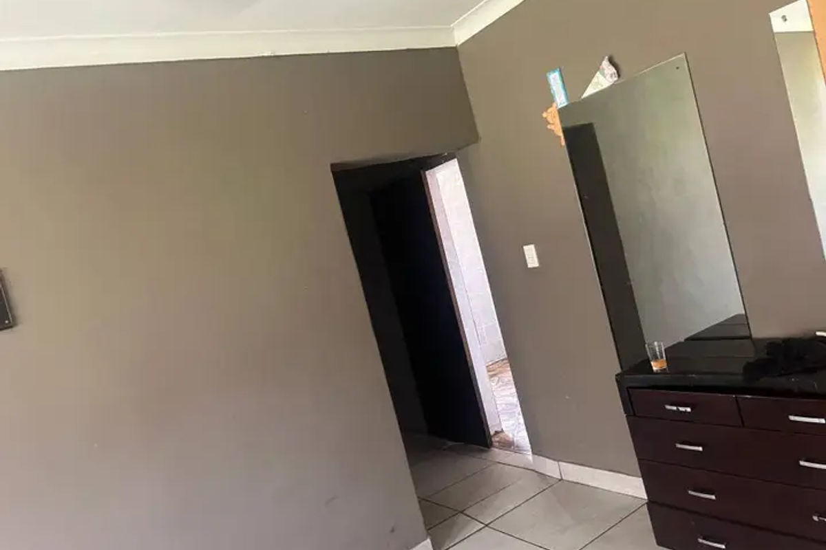 4 Bed House in Roosheuwel for Sale - Photo 4