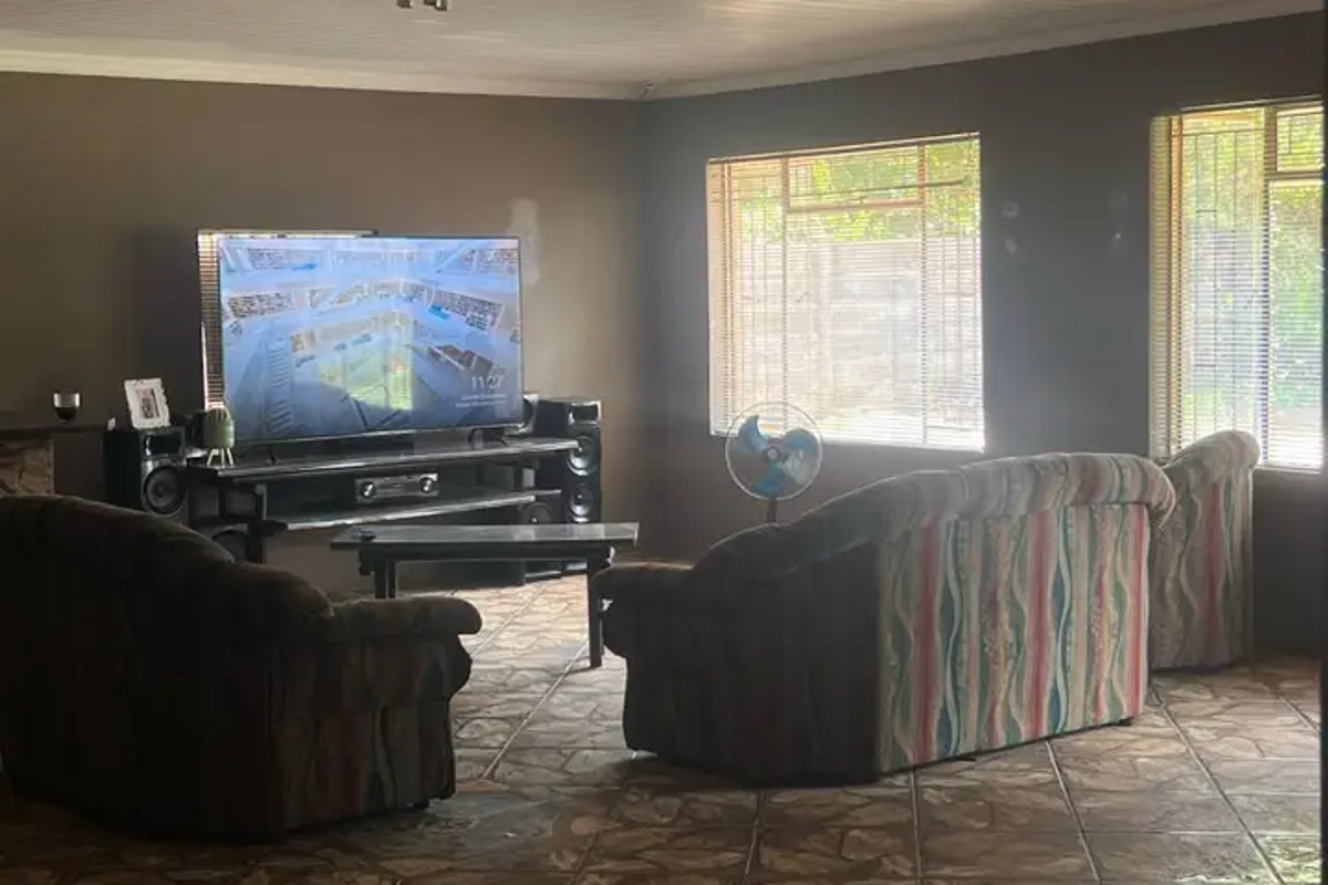 4 Bed House in Roosheuwel for Sale - Photo 5