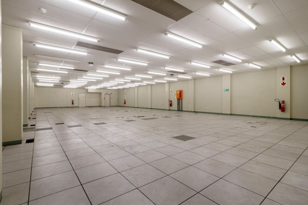 Versatile Commercial Building to Let in Prime CBD Location Ideal for Offices, Warehousing, Storage, or Residential Conversion Opportunity Rental excludes service fees, generator fee, water fee, and elevator service fee. - Photo 5