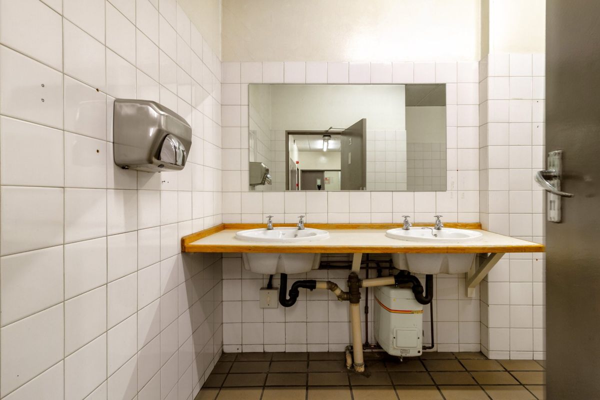 Versatile Commercial Building to Let in Prime CBD Location Ideal for Offices, Warehousing, Storage, or Residential Conversion Opportunity Rental excludes service fees, generator fee, water fee, and elevator service fee. - Photo 2