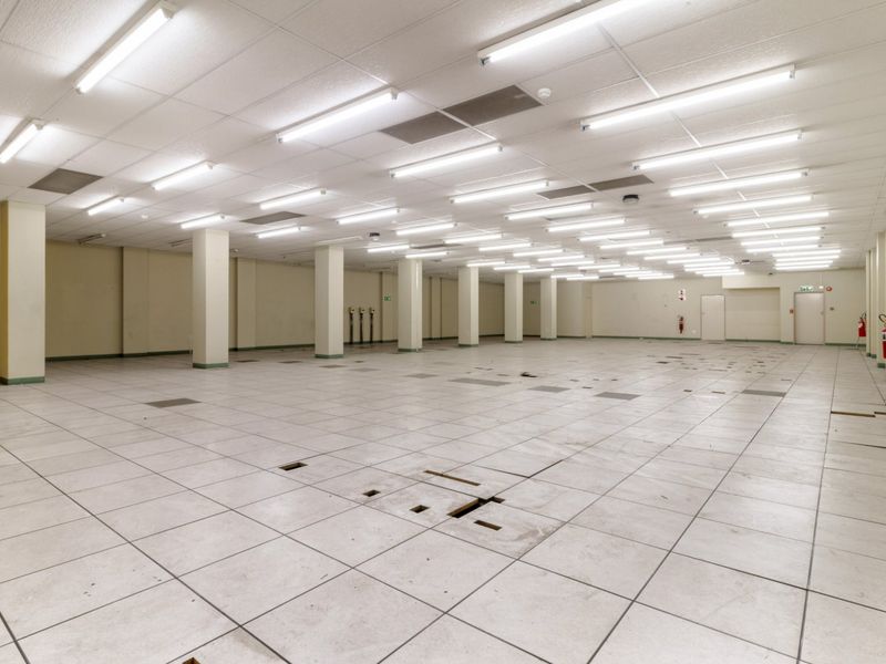 Versatile Commercial Building to Let in Prime CBD Location Ideal for Offices, Warehousing, Storage, or Residential Conversion Opportunity Rental excludes service fees, generator fee, water fee, and elevator service fee. - Photo 6