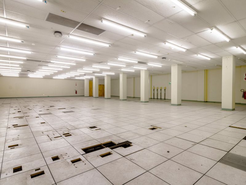 Versatile Commercial Building to Let in Prime CBD Location Ideal for Offices, Warehousing, Storage, or Residential Conversion Opportunity Rental excludes service fees, generator fee, water fee, and elevator service fee. - Photo 7