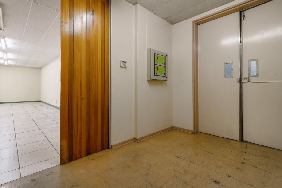 Versatile Commercial Building to Let in Prime CBD Location Ideal for Offices, Warehousing, Storage, or Residential Conversion Opportunity Rental excludes service fees, generator fee, water fee, and elevator service fee. - Photo 4