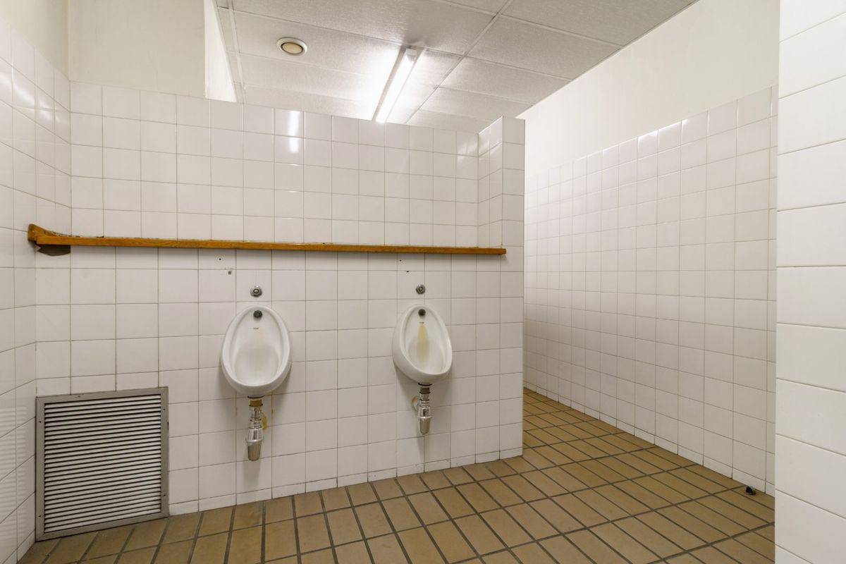 Versatile Commercial Building to Let in Prime CBD Location Ideal for Offices, Warehousing, Storage, or Residential Conversion Opportunity Rental excludes service fees, generator fee, water fee, and elevator service fee. - Photo 3