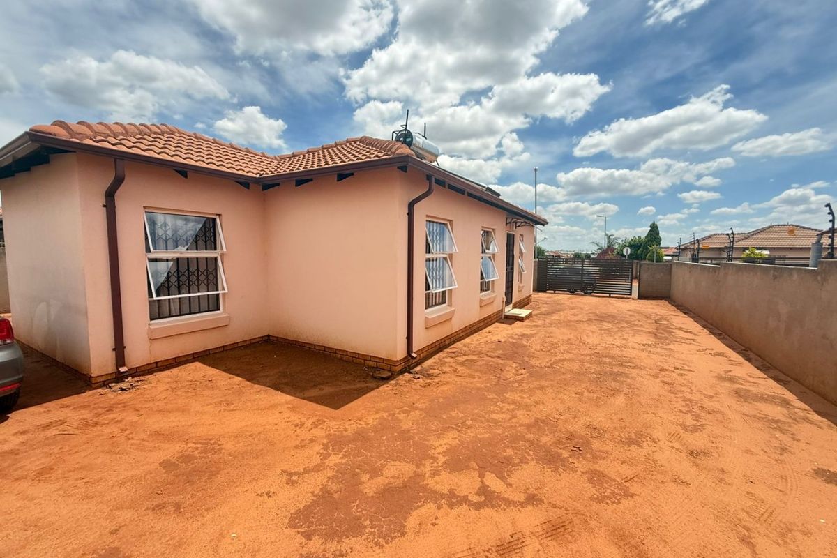 Charming 3-Bedroom, 1-Bathroom Home – Move-In Ready! - Photo 4