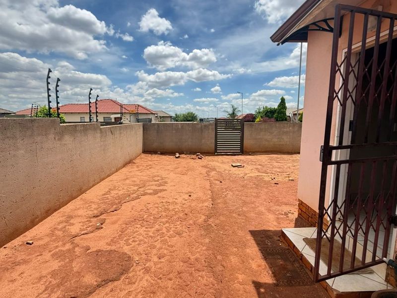 Charming 3-Bedroom, 1-Bathroom Home – Move-In Ready! - Photo 5