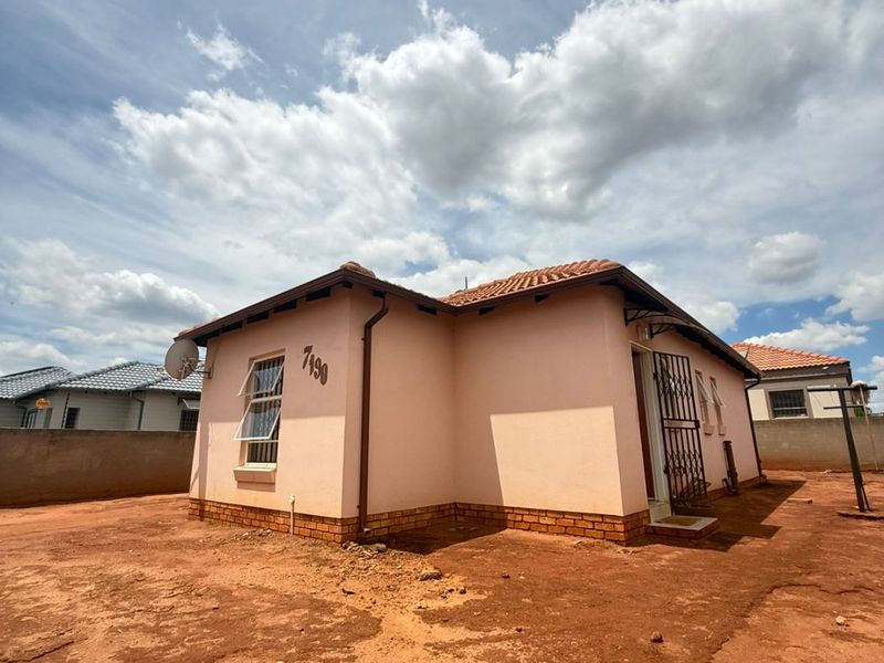 Charming 3-Bedroom, 1-Bathroom Home – Move-In Ready! - Photo 2