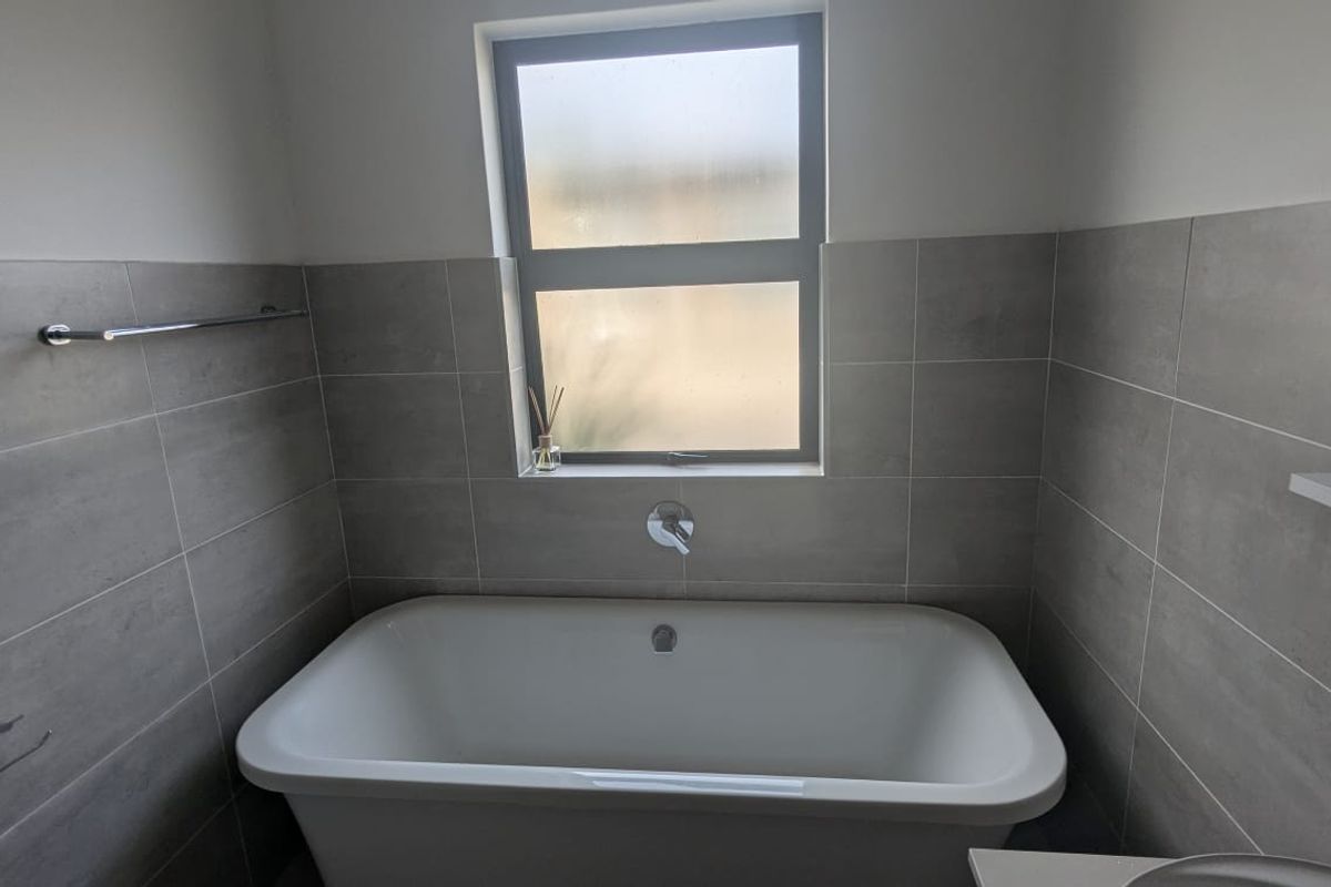 Charming 2-Bed Ground Floor Apartment with Private Garden – Thatchfield Ridge - Photo 4