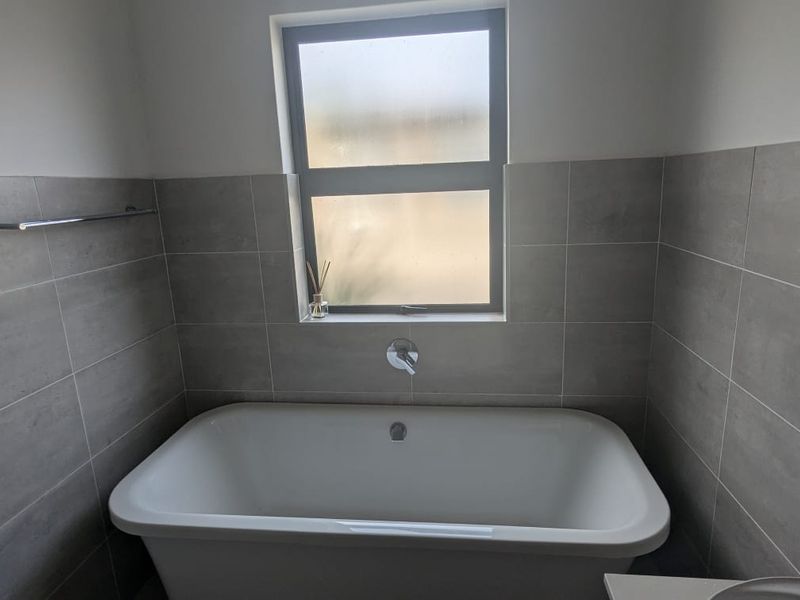 Charming 2-Bed Ground Floor Apartment with Private Garden – Thatchfield Ridge - Photo 4