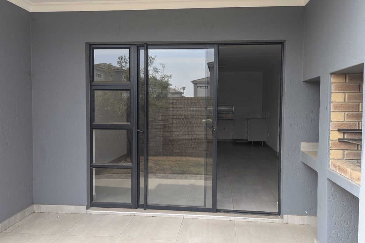 Charming 2-Bed Ground Floor Apartment with Private Garden – Thatchfield Ridge - Photo 5