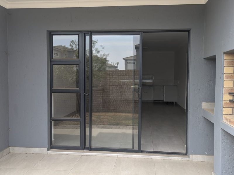 Charming 2-Bed Ground Floor Apartment with Private Garden – Thatchfield Ridge - Photo 5