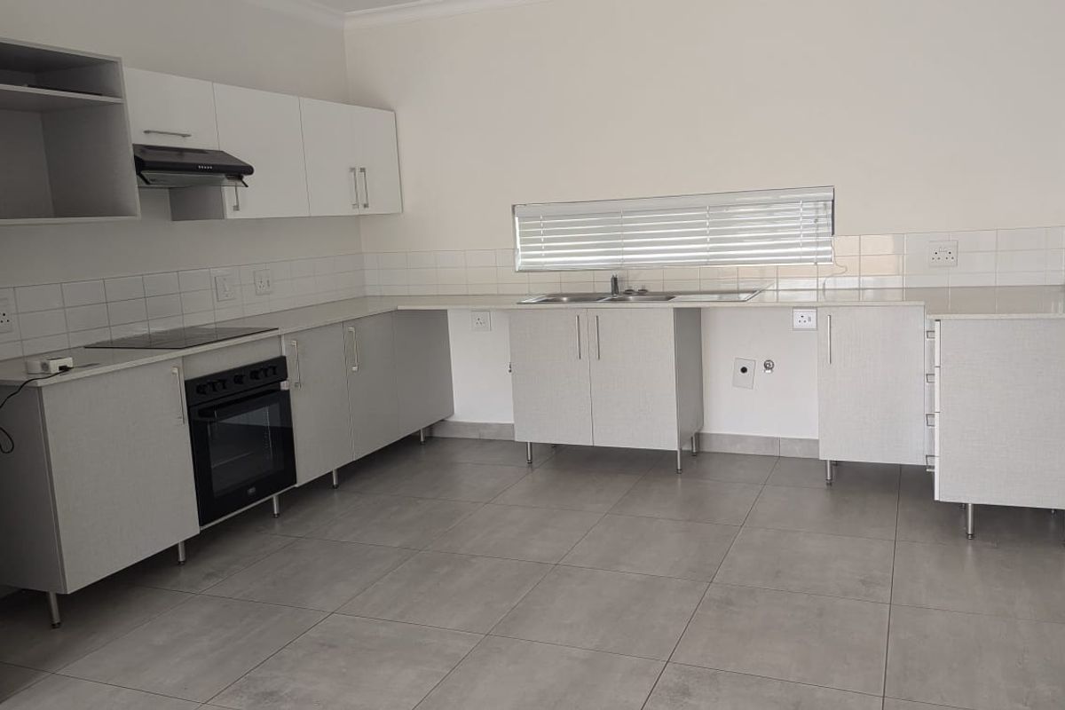 Charming 2-Bed Ground Floor Apartment with Private Garden – Thatchfield Ridge - Photo 3