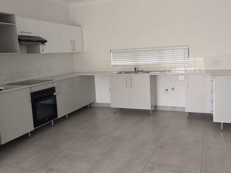 Charming 2-Bed Ground Floor Apartment with Private Garden – Thatchfield Ridge - Photo 3