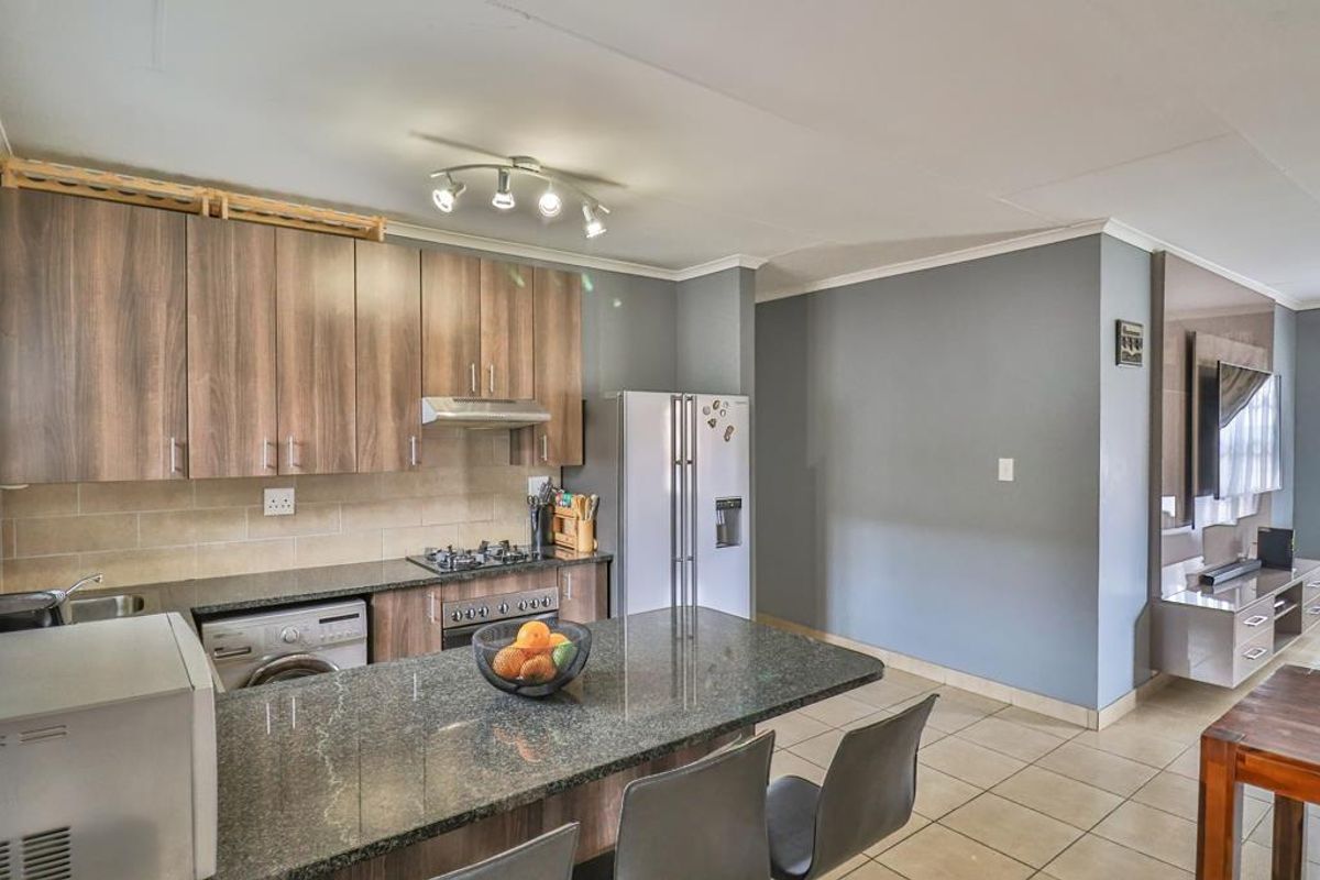 3 Bedroom 2 Bathroom Townhouse for Sale - Photo 5