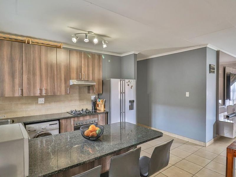 3 Bedroom 2 Bathroom Townhouse for Sale - Photo 5