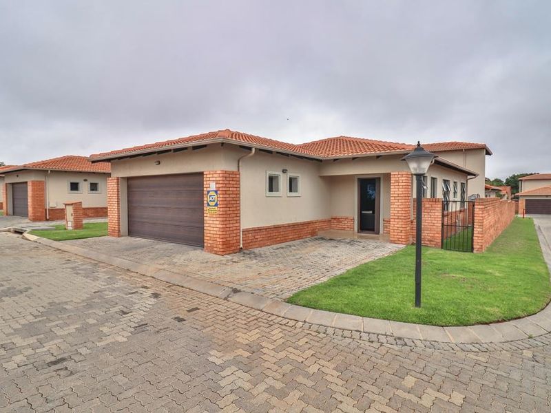 3 Bedroom 2 Bathroom Townhouse for Sale - Photo 2