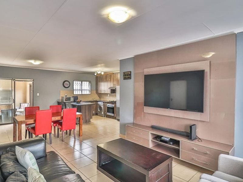 3 Bedroom 2 Bathroom Townhouse for Sale - Photo 8