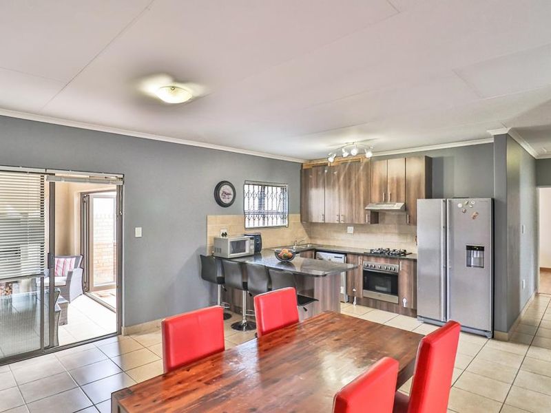 3 Bedroom 2 Bathroom Townhouse for Sale - Photo 6