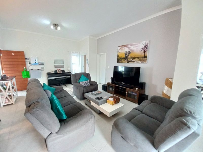 A Refined Residence of Modern Luxury with Inverter and Gas in the Prestigious Fish Eagle View Estate - Photo 5